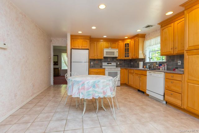 41 W Old Farm Road, Hopewell Junction, NY 12533