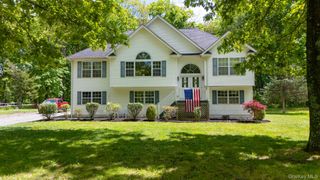 41 W Old Farm Road, Hopewell Junction, NY 12533