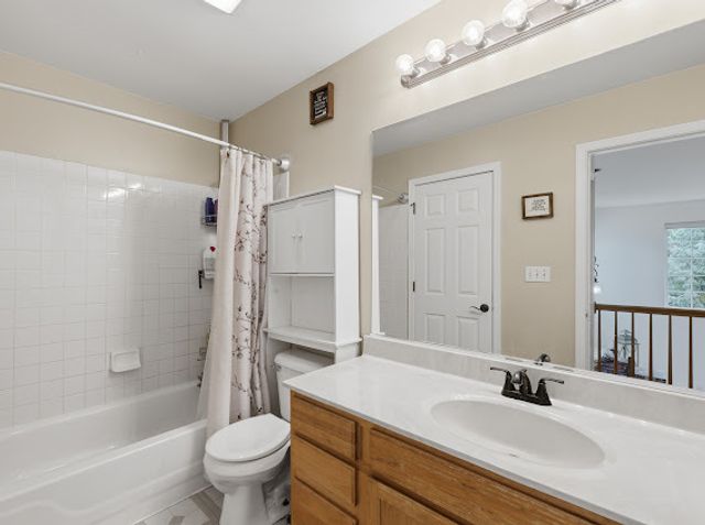1061 Woodview Court, Aurora, IL 60502