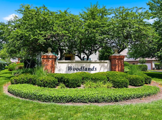 1061 Woodview Court, Aurora, IL 60502