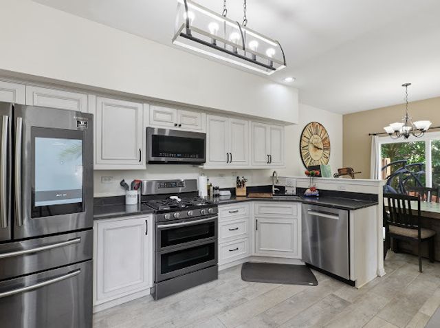 1061 Woodview Court, Aurora, IL 60502