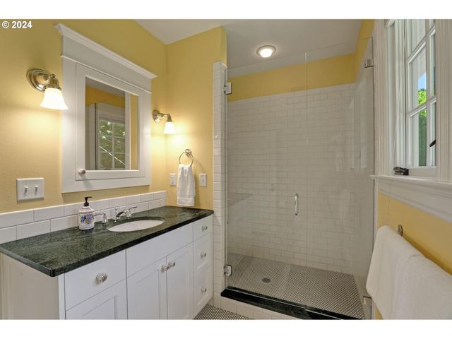 2514 Nw Westover Rd, Portland, OR 97210