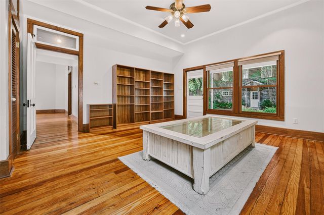 812 W 10th ST, Austin, TX 78701