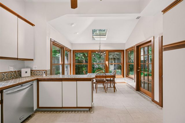 812 W 10th ST, Austin, TX 78701