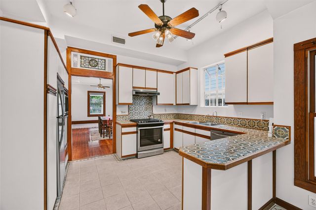 812 W 10th ST, Austin, TX 78701