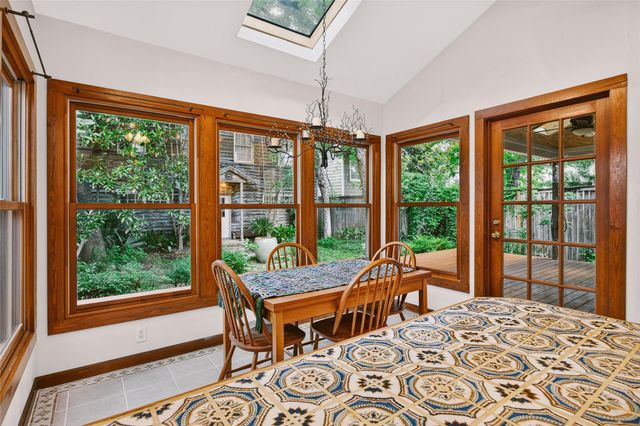 812 W 10th ST, Austin, TX 78701