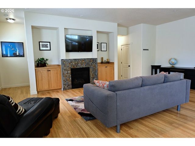 618 Ne GARSWOOD Ln, Hillsboro, OR 97006