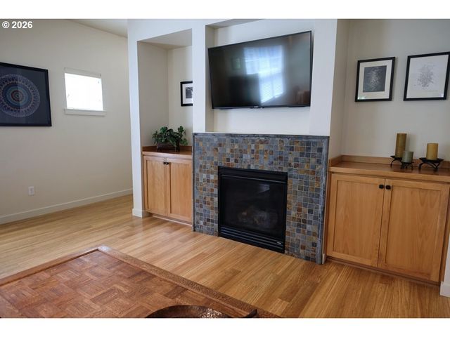 618 Ne GARSWOOD Ln, Hillsboro, OR 97006