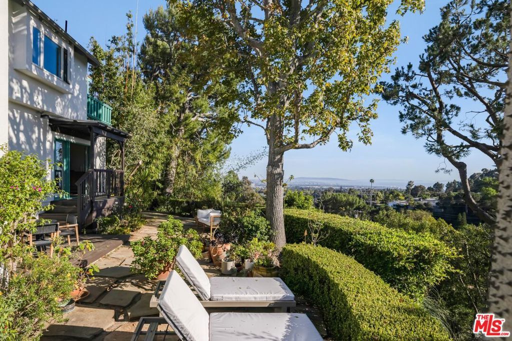 Image 10 of property listing at 1030 N Kenter Avenue, Los Angeles, CA 90049