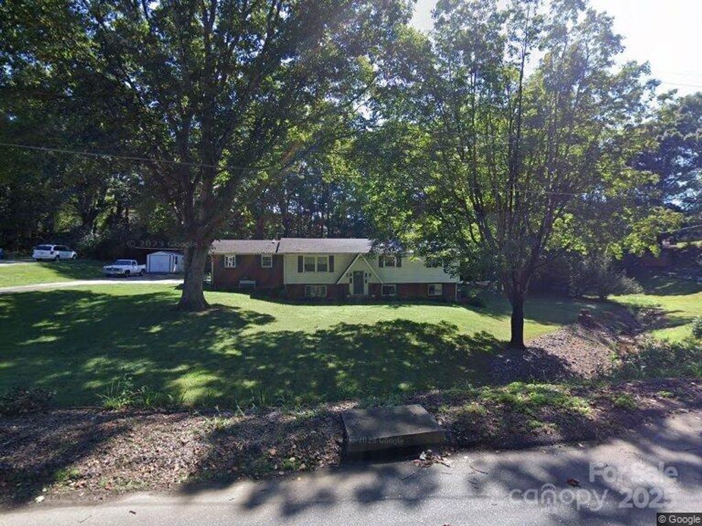 3010 7th Street Drive NE, Hickory, NC 28601