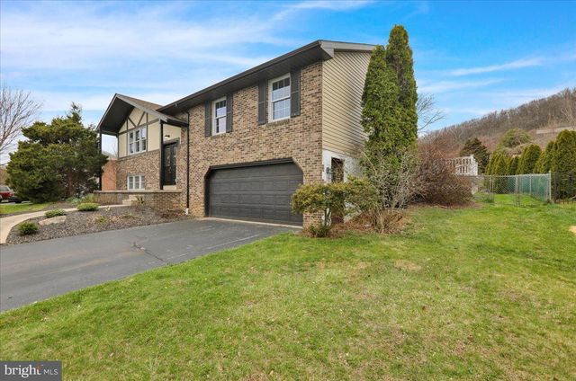 2 COURTLEIGH PL, Reading, PA 19606