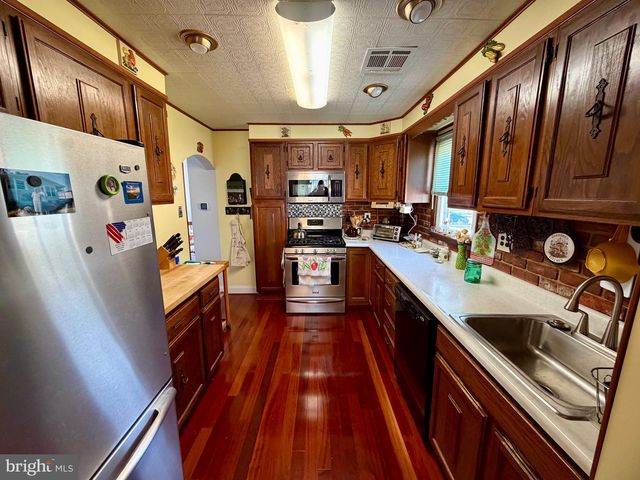 211 E WASHINGTON AVE, Magnolia, NJ 08049