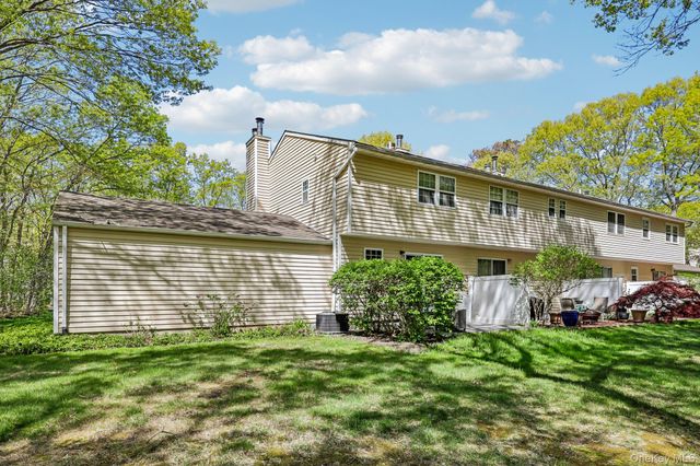 13 Rutledge Commons, Yaphank, NY 11980