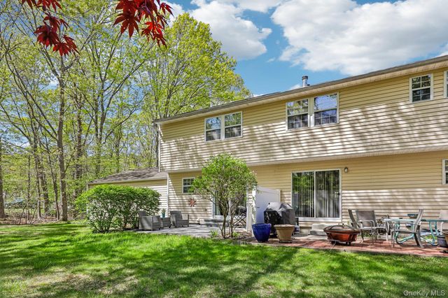 13 Rutledge Commons, Yaphank, NY 11980