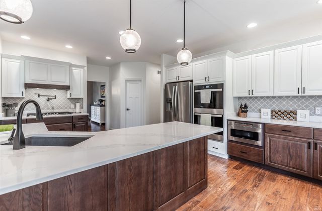 2339 Julianne Circle, Newburgh, IN 47630