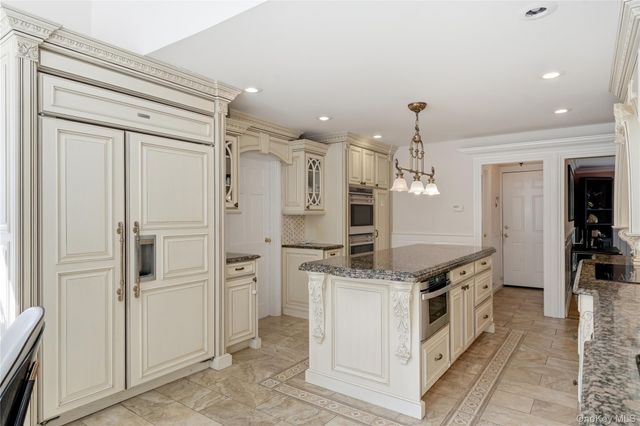 199 Cold Spring Road, Syosset, NY 11791