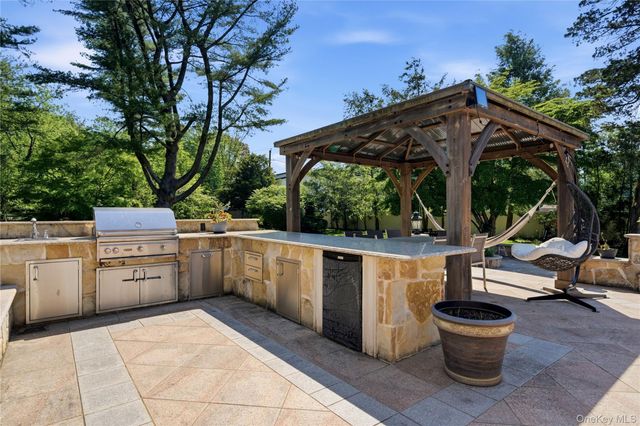 199 Cold Spring Road, Syosset, NY 11791