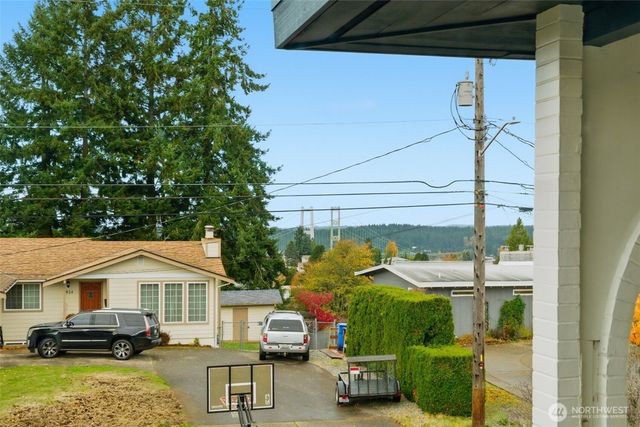 1825 N Lenore Drive, Tacoma, WA 98406