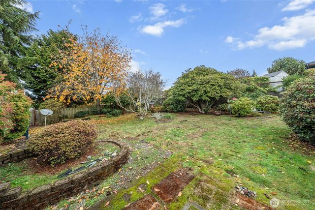 1825 N Lenore Drive, Tacoma, WA 98406