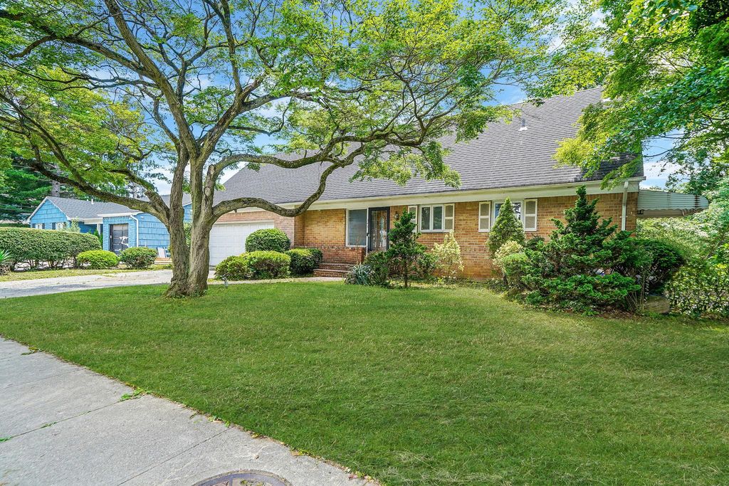 345 W Seaman Avenue, Freeport, NY 11520