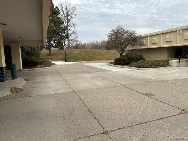 43050 12 Oaks Crescent Drive 2066, Novi, MI 48377