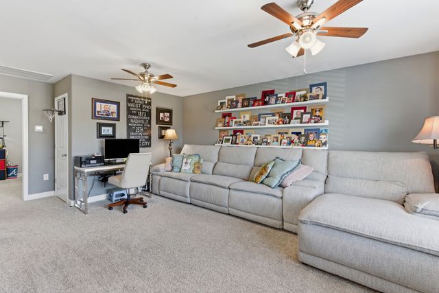 5025 Lady Thatcher Dr, Murfreesboro, TN 37129