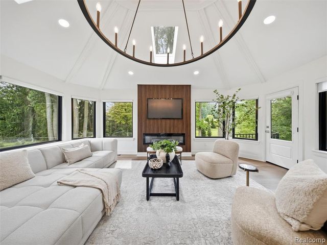 766 Woodchester Drive, Bloomfield Hills, MI 48304