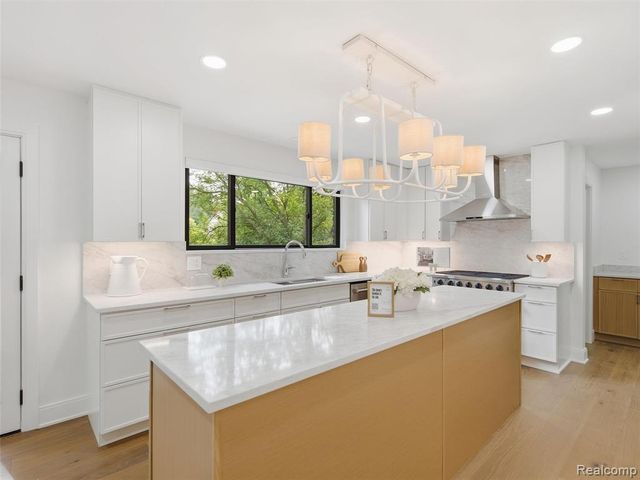 766 Woodchester Drive, Bloomfield Hills, MI 48304