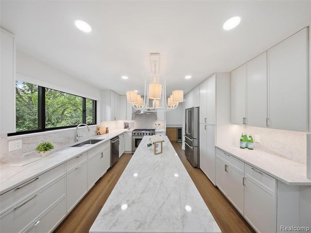 766 Woodchester Drive, Bloomfield Hills, MI 48304