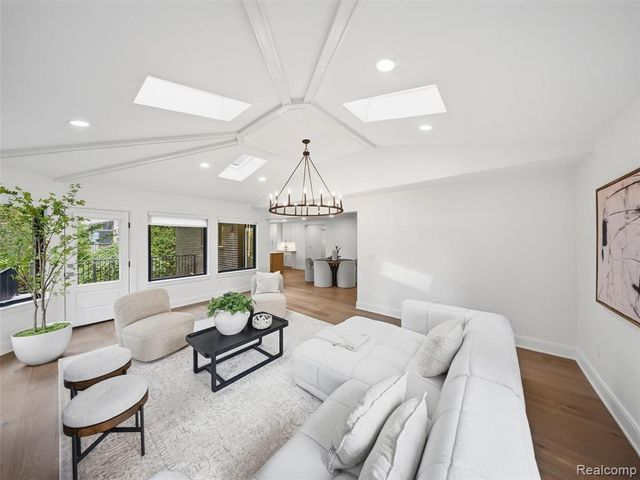 766 Woodchester Drive, Bloomfield Hills, MI 48304