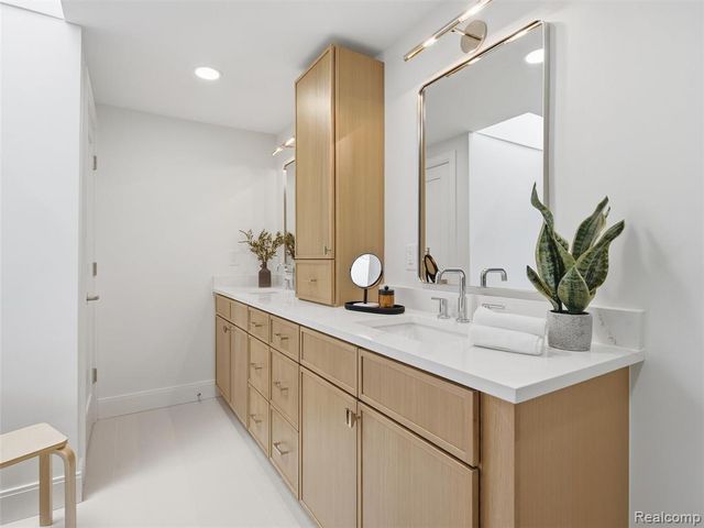 766 Woodchester Drive, Bloomfield Hills, MI 48304