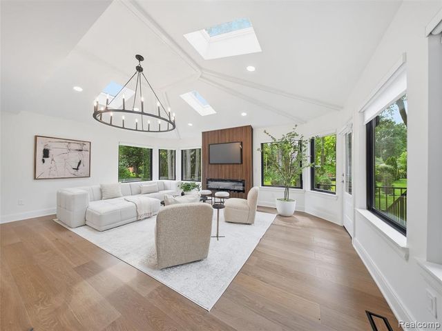 766 Woodchester Drive, Bloomfield Hills, MI 48304