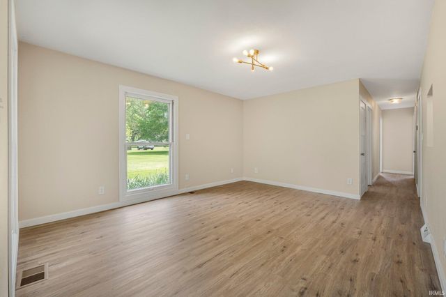 2145 E 770 S, Wolcottville, IN 46795