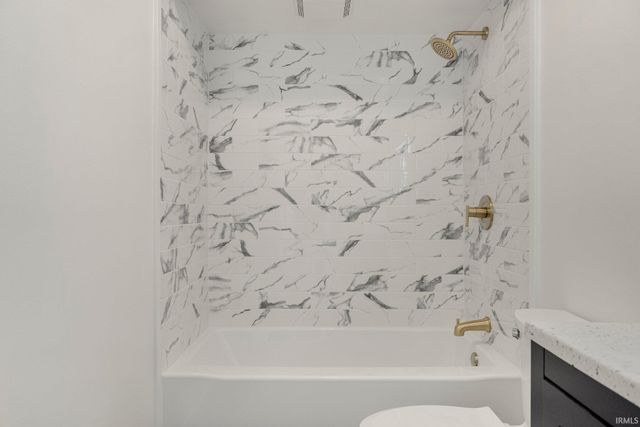 2145 E 770 S, Wolcottville, IN 46795