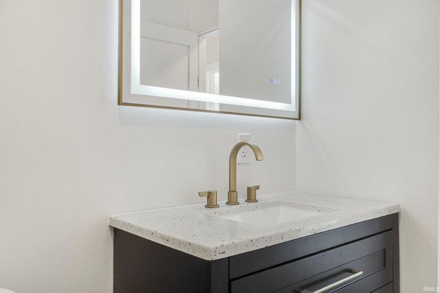 2145 E 770 S, Wolcottville, IN 46795