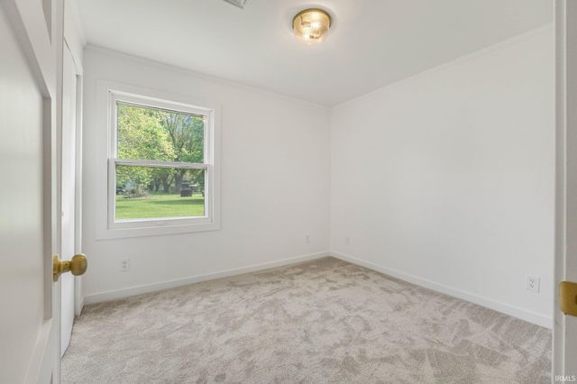 2145 E 770 S, Wolcottville, IN 46795