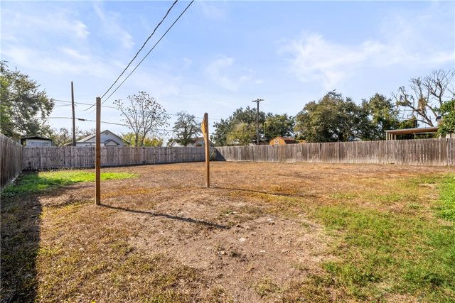 219 E Warren Ave, Kingsville, TX 78363