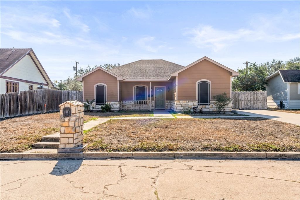 219 E Warren Ave, Kingsville, TX 78363