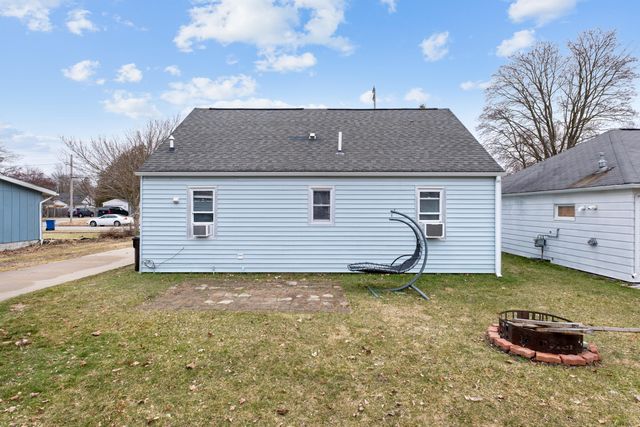 16 W Pine Street, Fremont, MI 49412