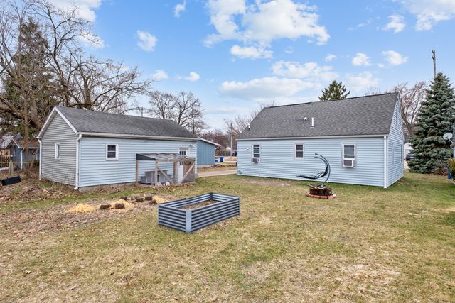 16 W Pine Street, Fremont, MI 49412