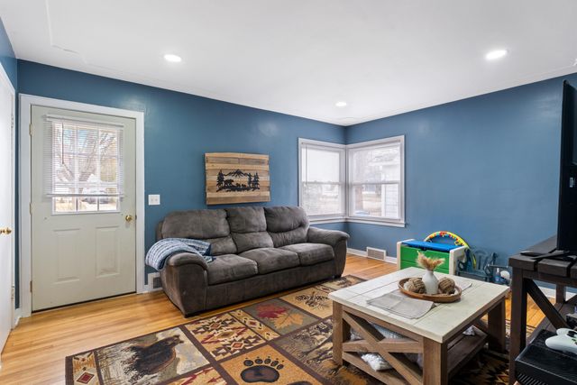 16 W Pine Street, Fremont, MI 49412