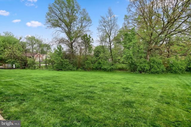 132 WHITE FENCE LN, York, PA 17408