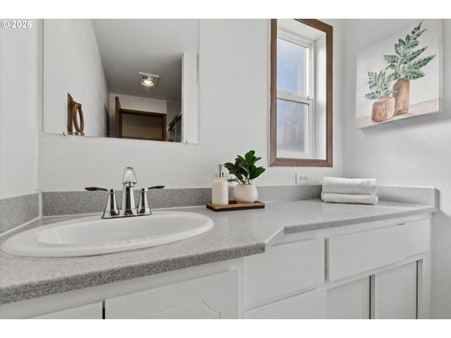 2137 Se 179TH Ave, Portland, OR 97233