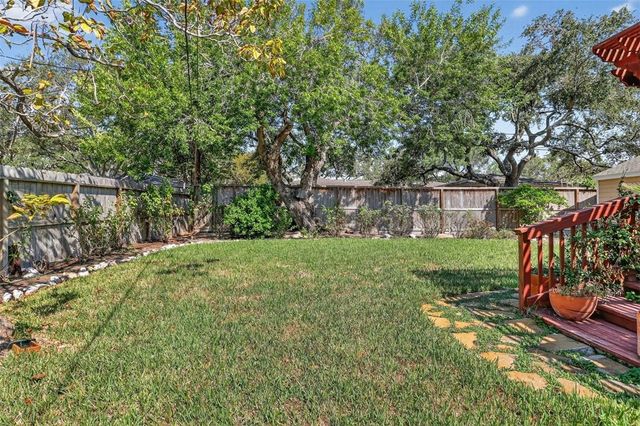 402 Pasadena Pl, Corpus Christi, TX 78411