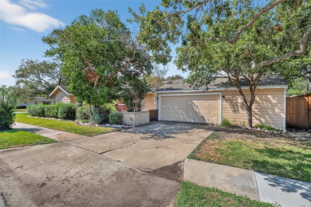 402 Pasadena Pl, Corpus Christi, TX 78411