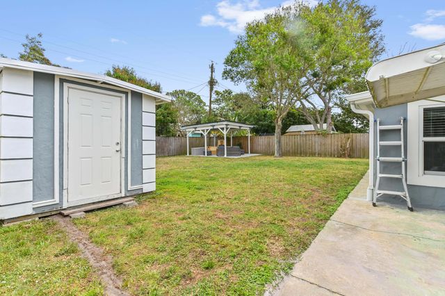 5709 SE Indigo Avenue, Stuart, FL 34997