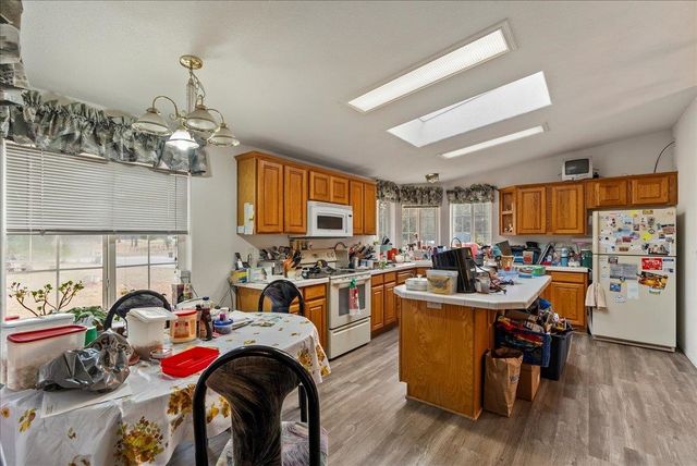6399 Lakeview Dr, Nine Mile Falls, WA 99026