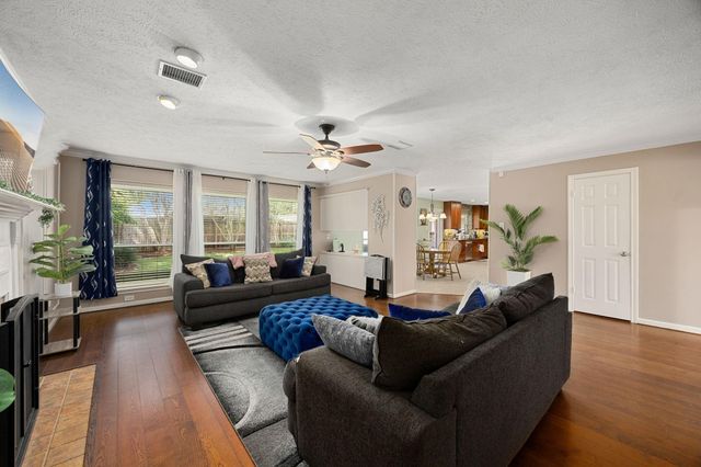 7407 Knoll Cliff Court, Houston, TX 77095