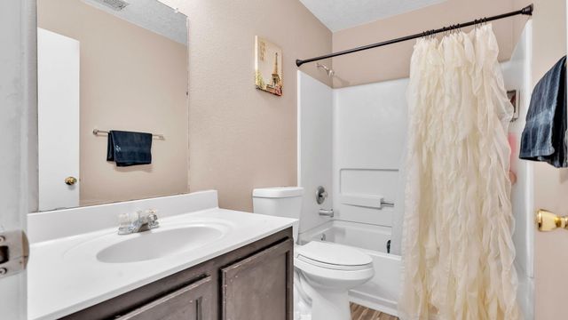 10408 Teal Road SW, Albuquerque, NM 87121