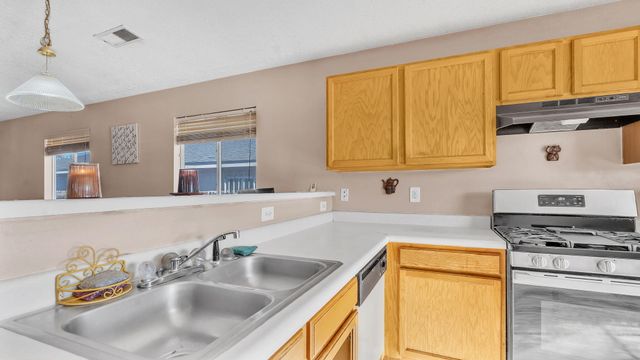 10408 Teal Road SW, Albuquerque, NM 87121